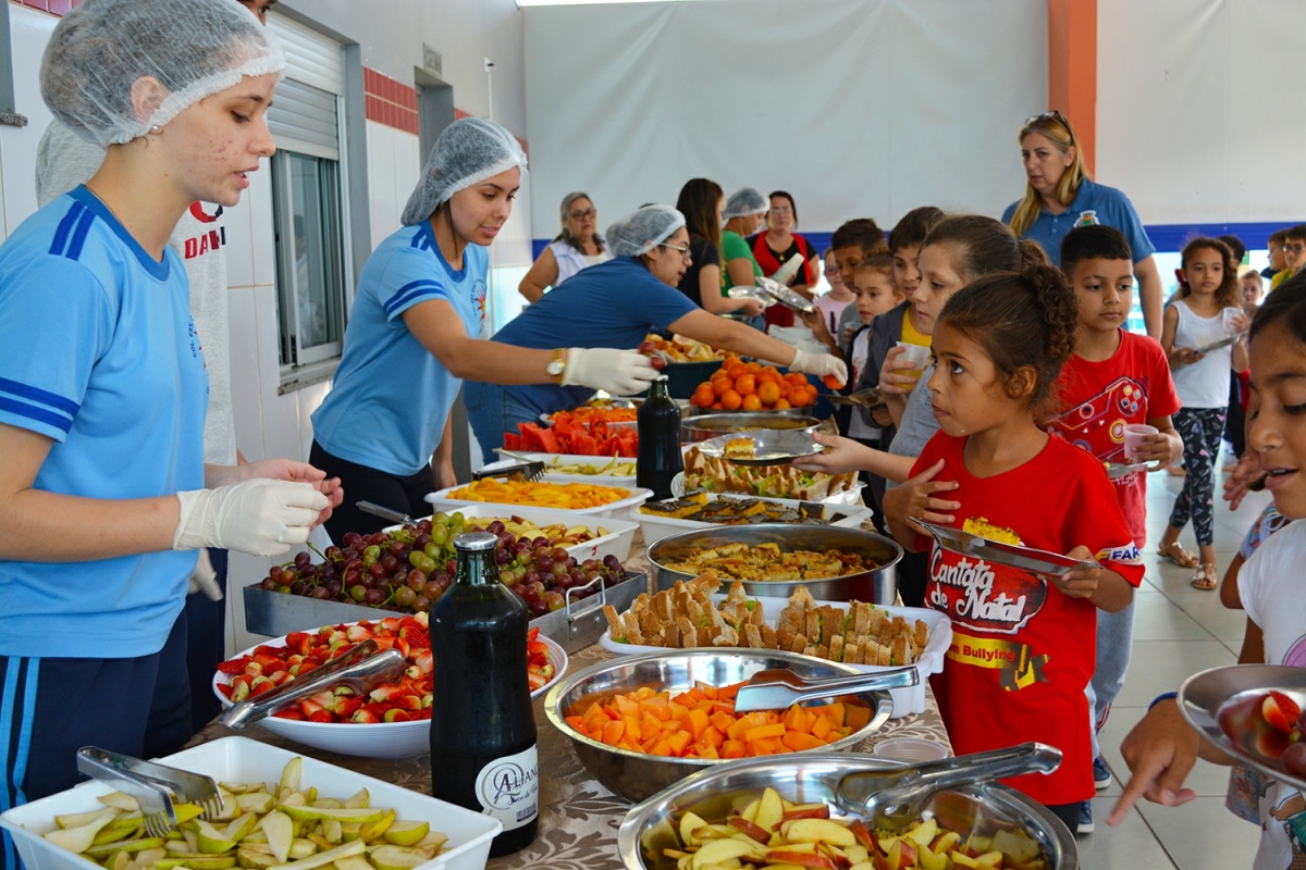 A Prefeitura municipal de Farol juntamente com a Secretaria de Educação, realizou nesta Quarta-feira dia 19, na Escola Casimiro de Abreu a comemoração da semana da alimentação saudável. 