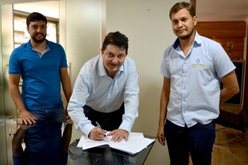 Prefeito Oclecio Meneses  Assina Contrato para a construção do novo Paço Municipal