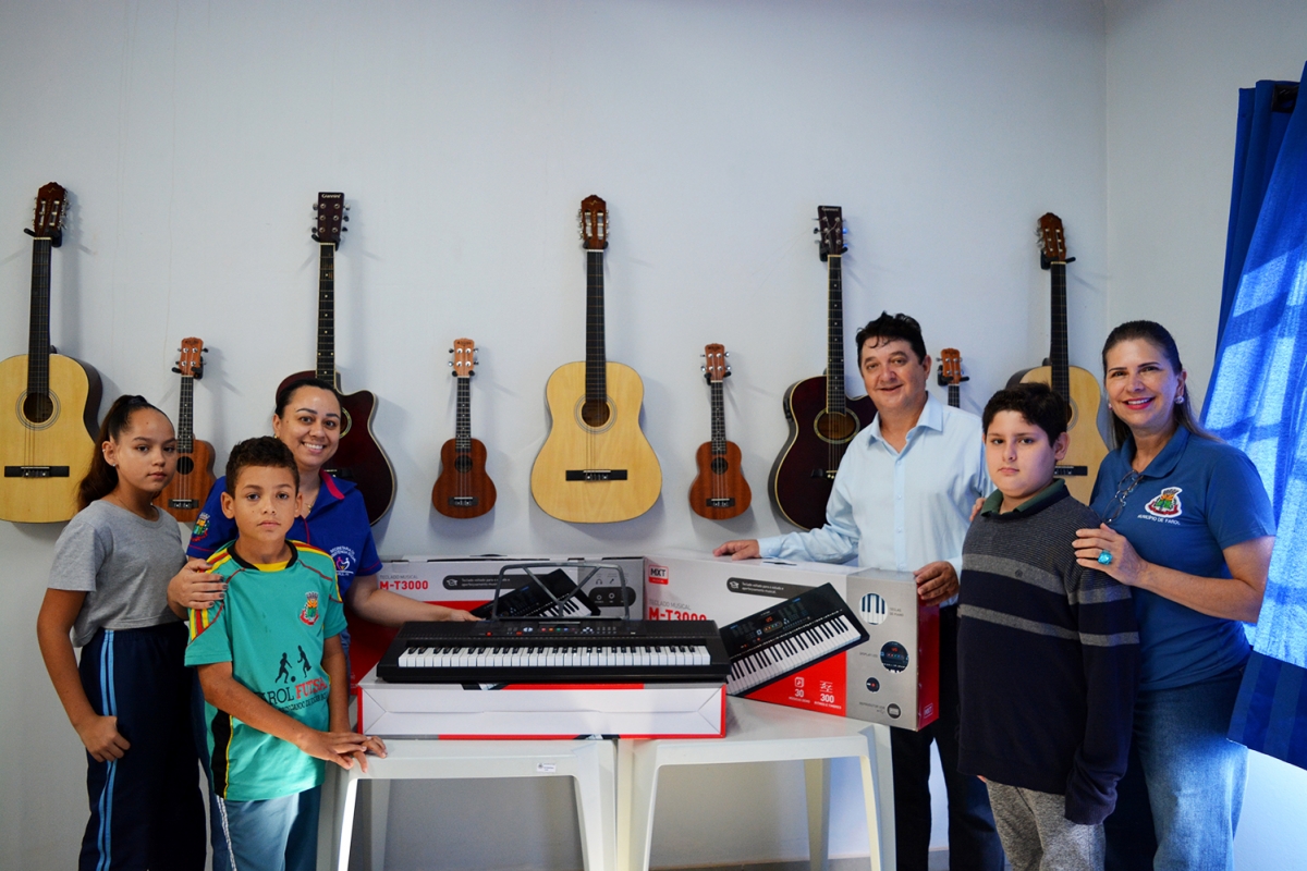 Entrega de novos teclados aos alunos de música da cidade.