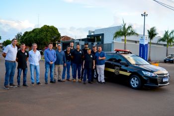 Prefeito Oclecio entrega nova viatura para equipe de vigias do Farol