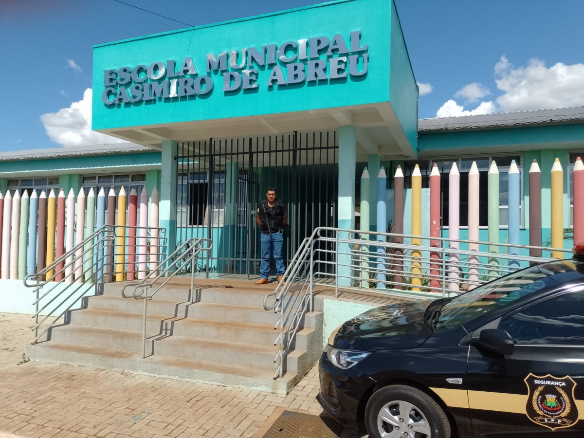 Prefeito Oclecio Meneses trata sobre segurança  e define intensificação da guarda em escola 