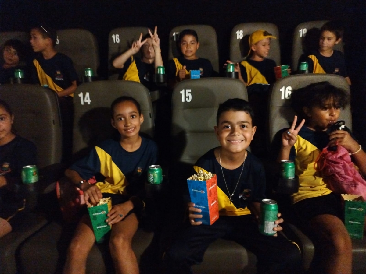 Alunos da Escola e CMEI de Farol foram ao Cinema