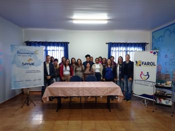 Farol e Senac: Curso de Maquiagem Social forma turma de mulheres