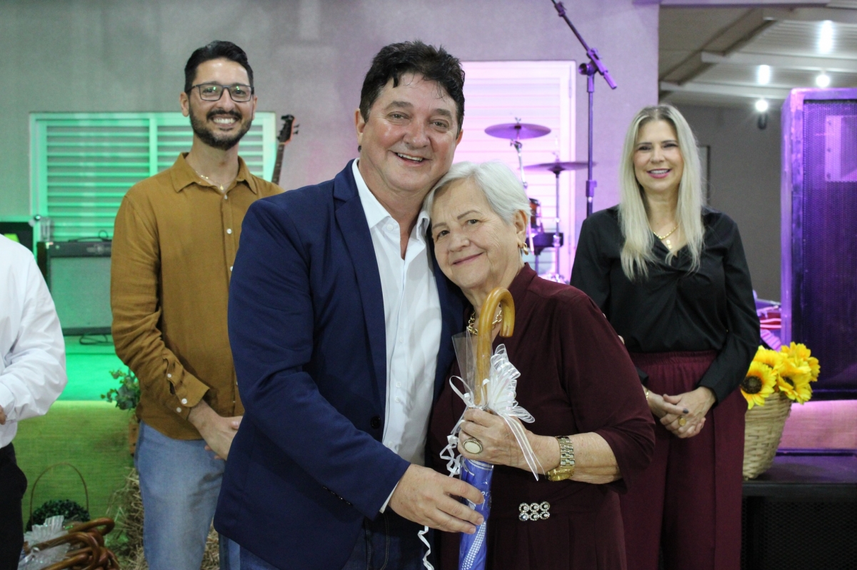 Jantar com show musical e homenagens comemorou Dia do Professor