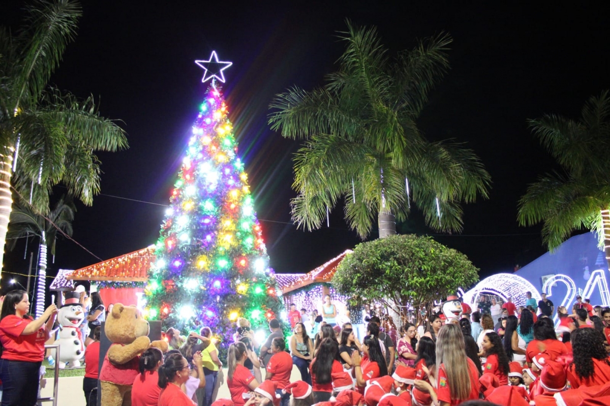 Já é Natal: Grande confraternização com chegada do Papai Noel  abriu a Semana Cultural do Natal em Família