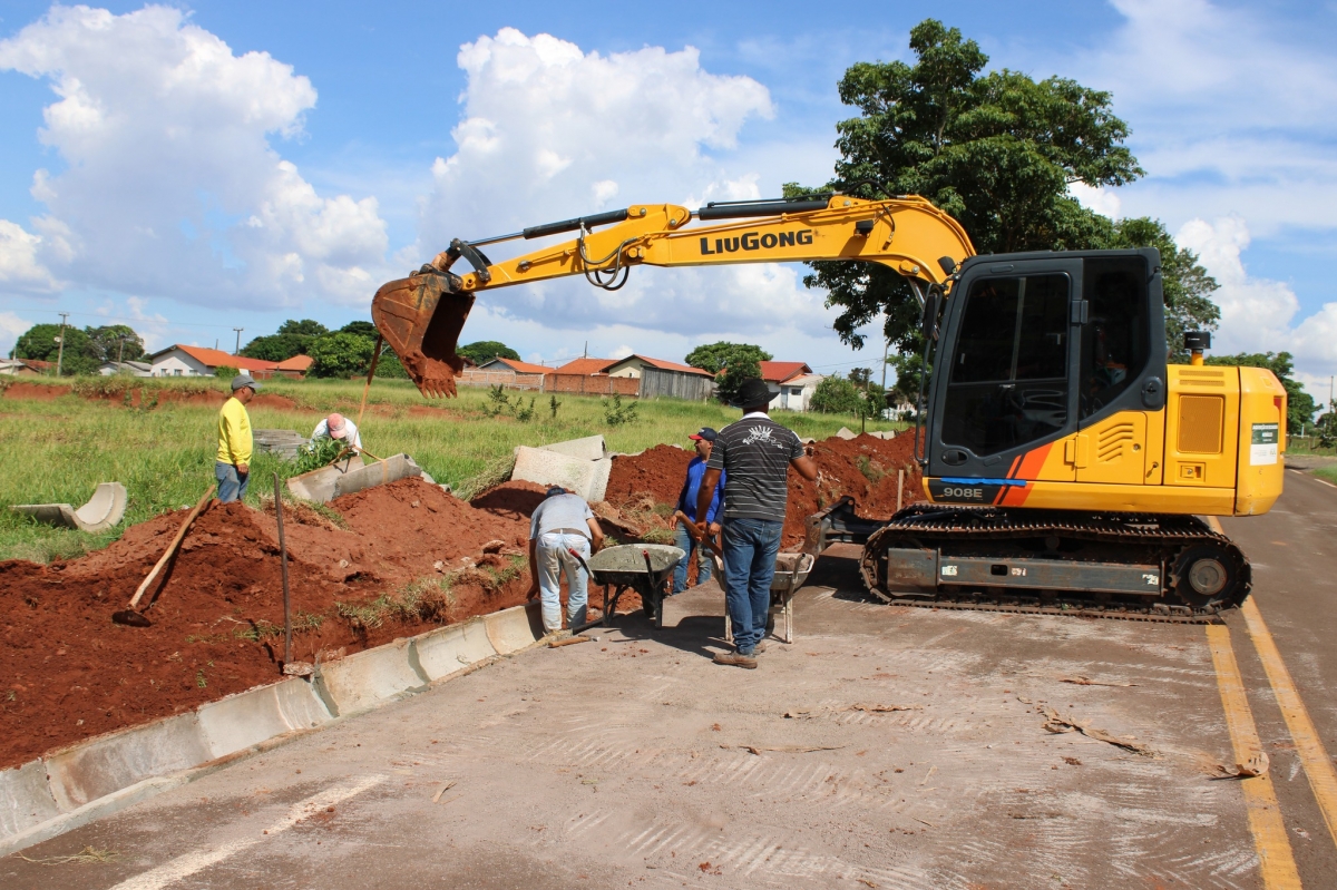 Obras de drenagem e galerias são realizadas no acesso secundário