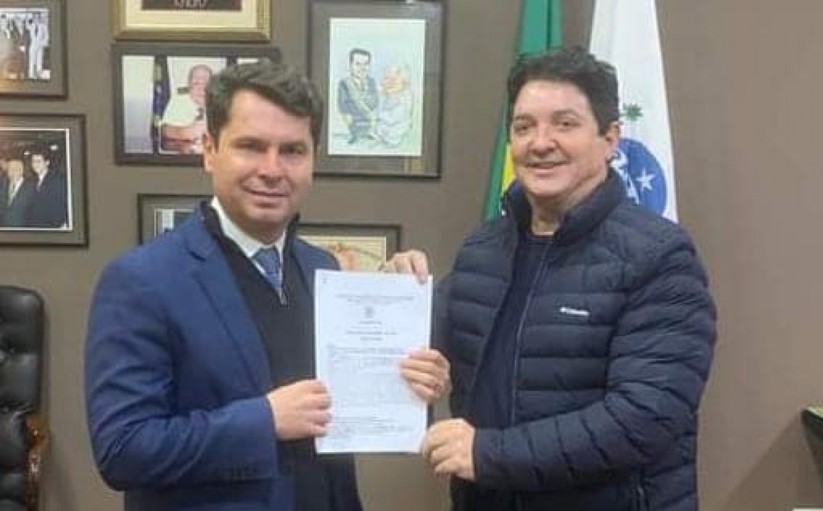 Prefeito Oclecio Meneses assina convênio para obras de  pavimentação de mais de 6 quilômetros na estrada da Água da Fonte