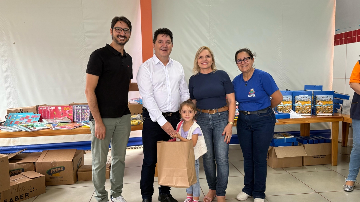 Farol tem volta às aulas com  entrega de kit escolar e uniformes completos
