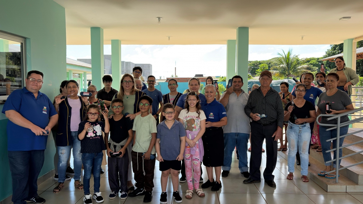 Crianças recebem óculos em Programa de Saúde na Escola