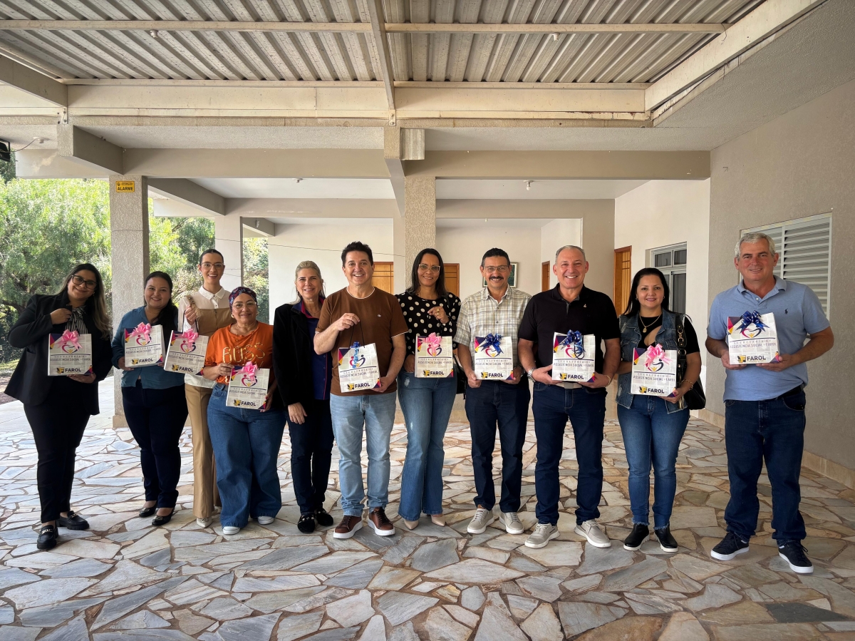 Prefeito, vice-prefeito,  primeira dama, vereadores  e equipe da Secretaria da Assistência Social de São Pedro do Ivaí visitam Farol para conhecer programas sociais referências