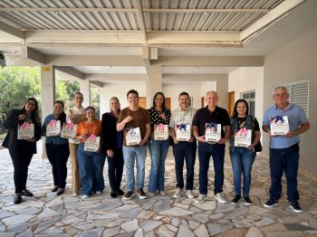 Prefeito, vice-prefeito,  primeira dama, vereadores  e equipe da Secretaria da Assistência Social de São Pedro do Ivaí visitam Farol para conhecer programas sociais referências