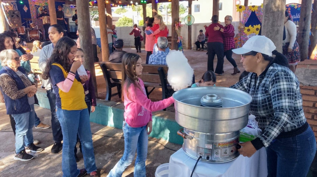 Arraiá do Serviço de Convivência e Fortalecimento de Vínculos, reuniu alunos de projetos e grupos de Zumba e da Melhor Idade em Farol, Xadrez, Karatê e Música para Todos