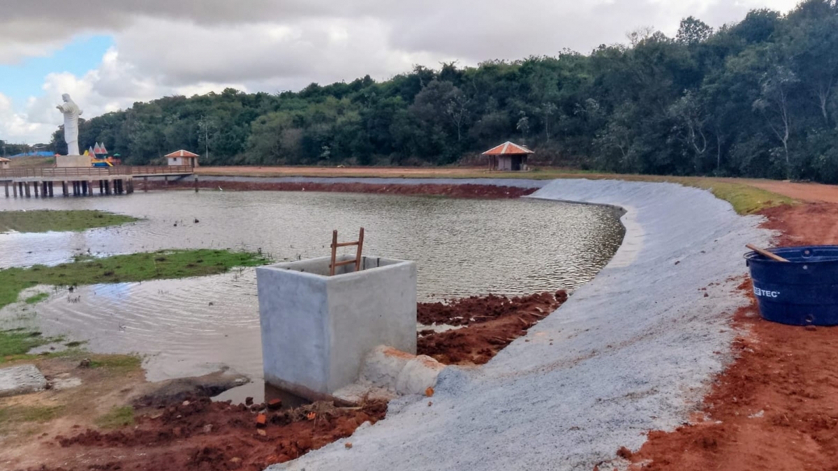 Farol recupera barragem do lago do Parque das Flores 