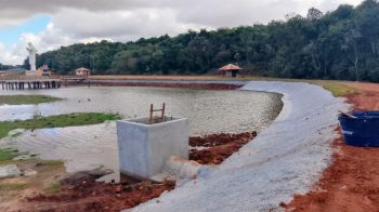 Farol recupera barragem do lago do Parque das Flores 