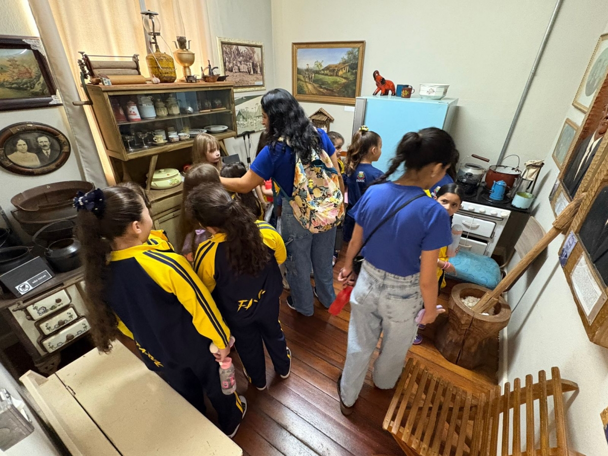 Estudantes de Farol visitam Museu Histórico em Campo Mourão