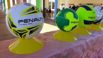 Educação/Esporte: Farol viabiliza materiais esportivos para projetos de categoria de base